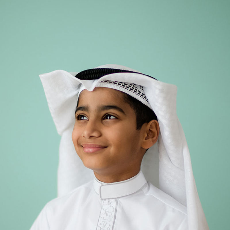 شماغ جاهز باللون الأبيض مخيط بعقال للأولاد (مع تطريز الاسم)