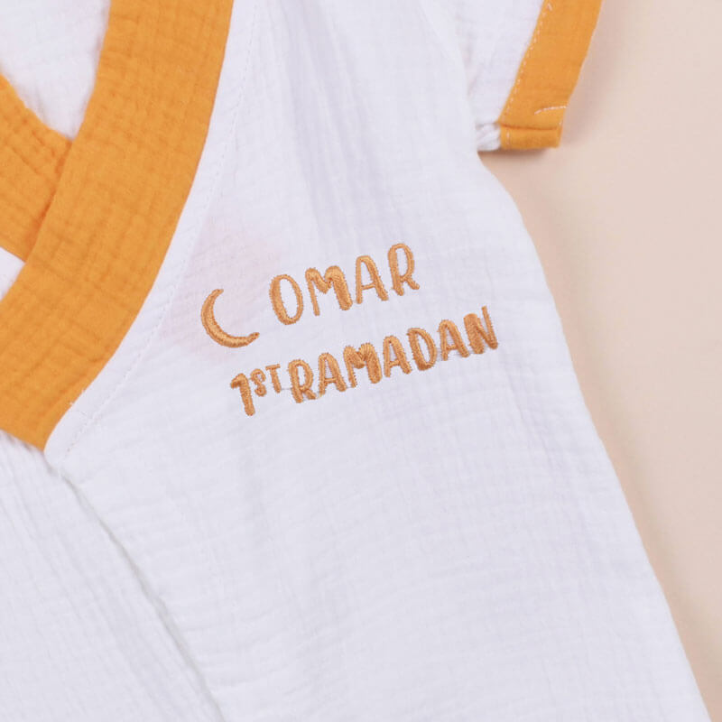 بدلة بيضاء وصفراء للأطفال (مع خيار التطريز بالاسم)