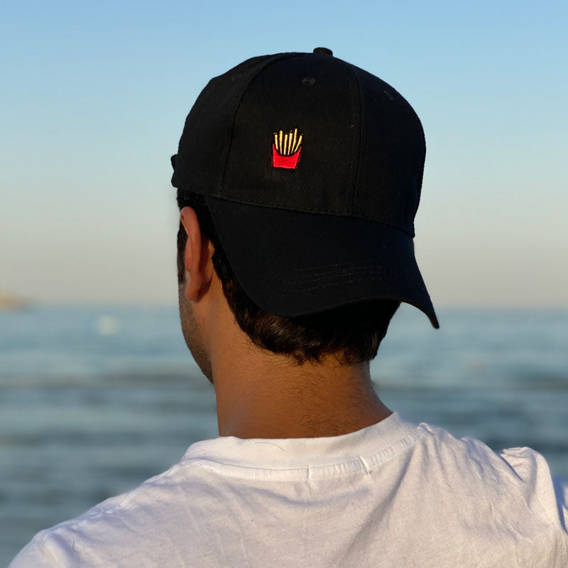 قبعة بتصميم بطاطس مقلية مع الأحرف الأولى