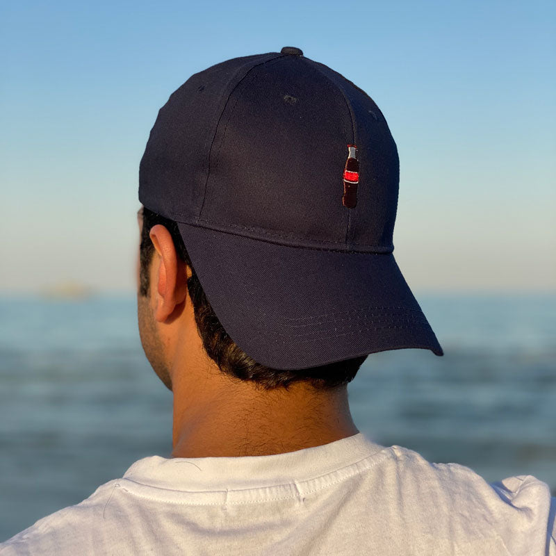 قبعة بتصميم كولا مع الأحرف الأولى