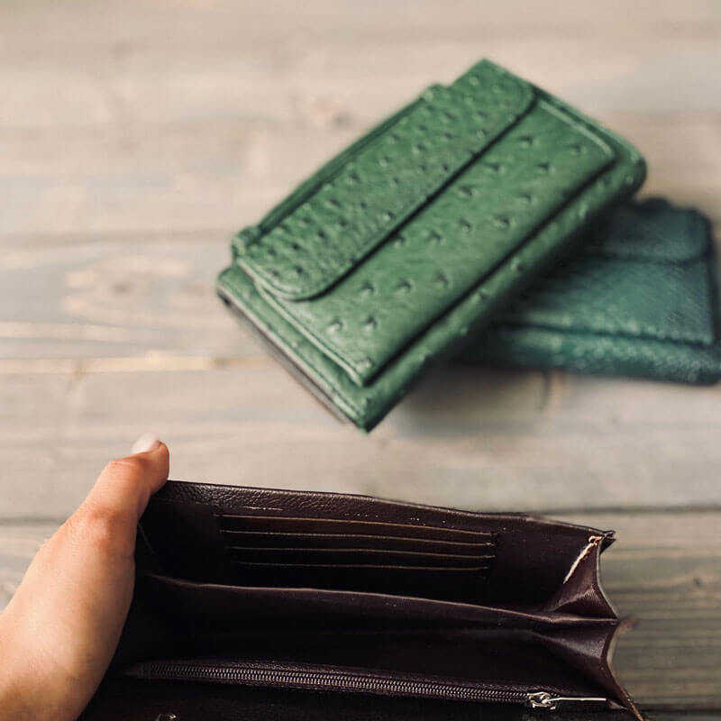 حقيبة كلاتش من جلد التمساح باللون الأخضر الداكن من لولوة الخطاف