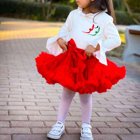 بلوزة بيضاء مع أكمام وياقة بيضاء للبنات