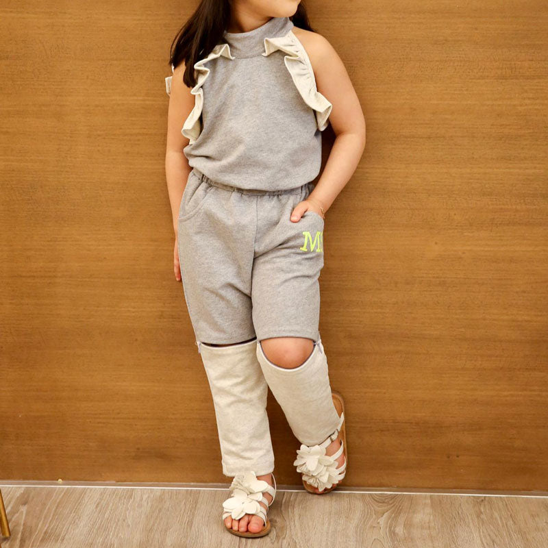 طقم تدريب صيفي باللون الرمادي للبنات (مع خيار طباعة الحروف الأبجدية)