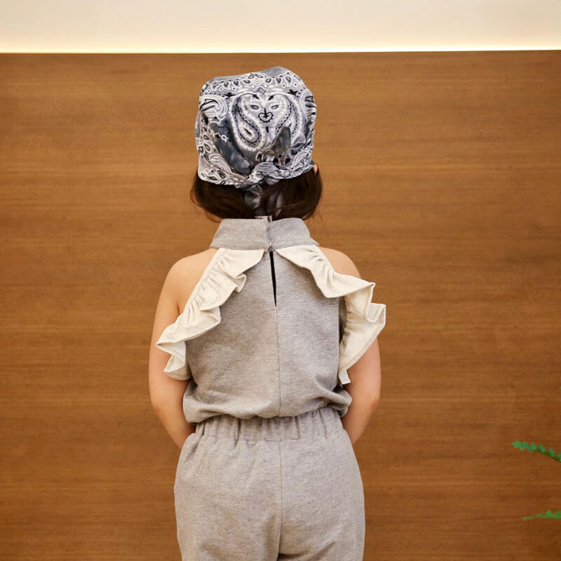 طقم تدريب صيفي باللون الرمادي للبنات (مع خيار طباعة الحروف الأبجدية)