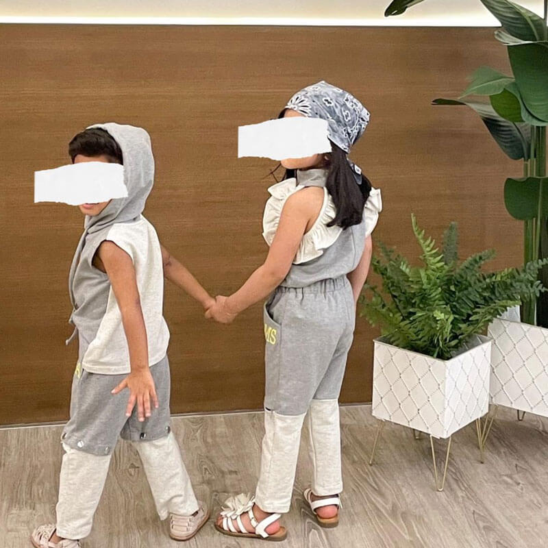 طقم تدريب صيفي باللون الرمادي للبنات (مع خيار طباعة الحروف الأبجدية)