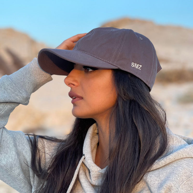 قبعة عادية مع الأحرف الأولى