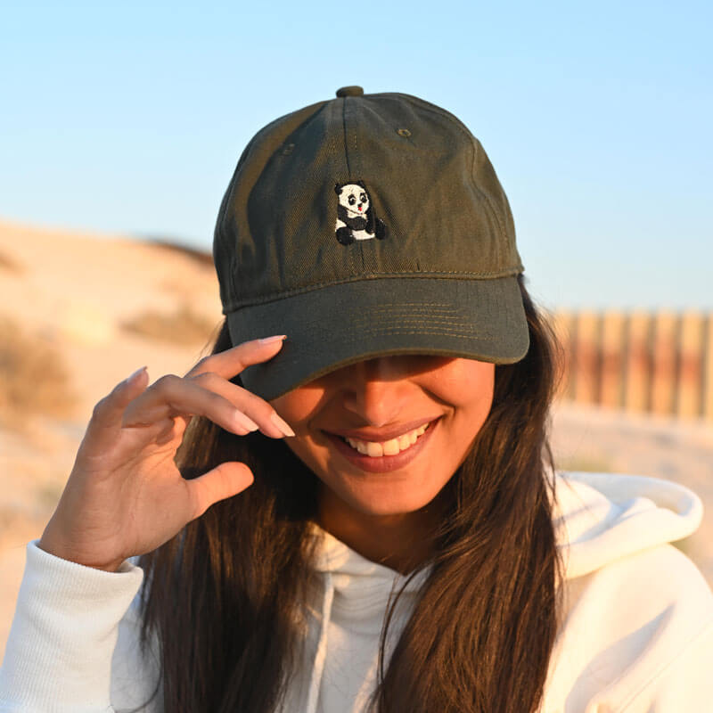 قبعة بتصميم باندا مع الأحرف الأولى
