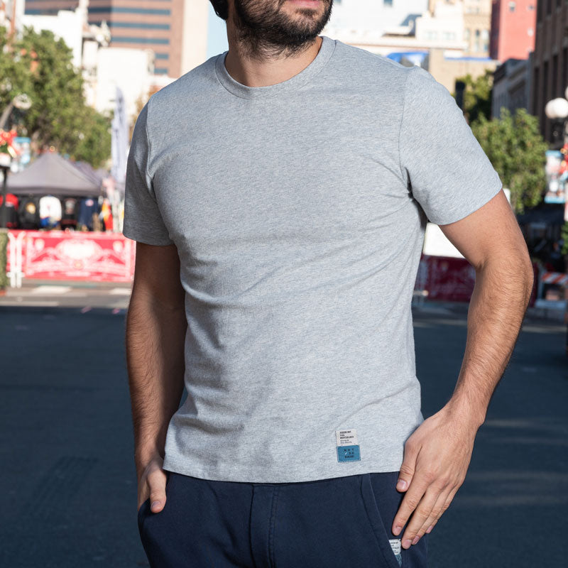 تي شيرت رمادي غير عادي