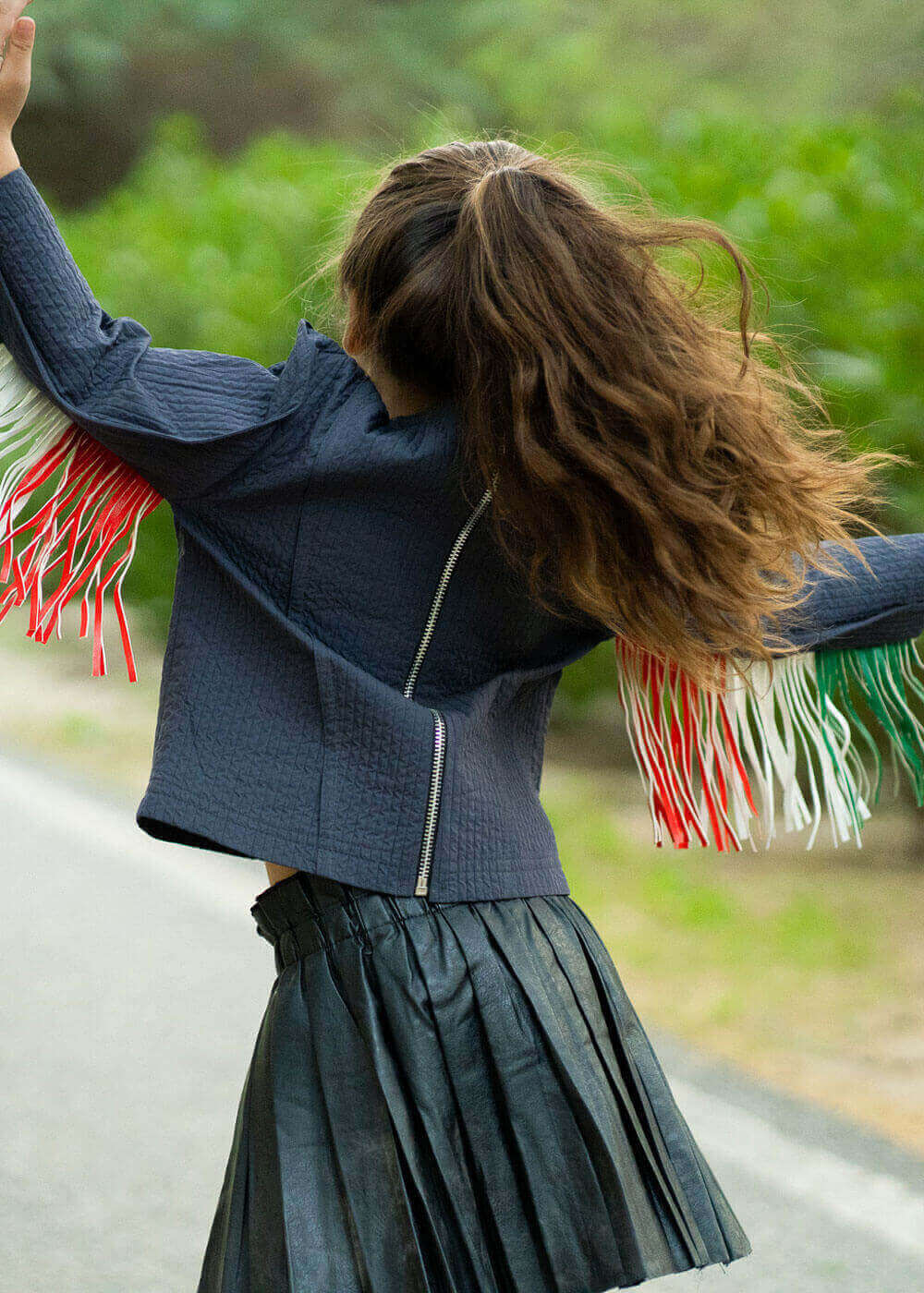 جاكيت بأكمام من الريش للبنات