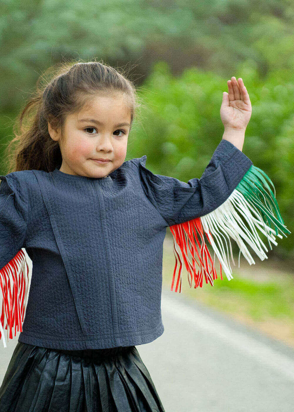 جاكيت بأكمام من الريش للبنات