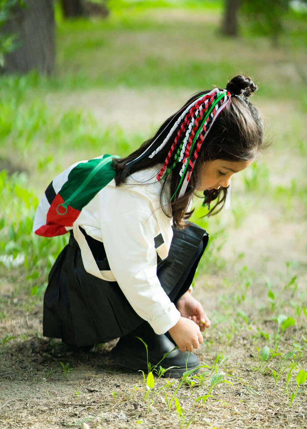 بلوزة بيضاء مع حقيبة مرفقة للأطفال