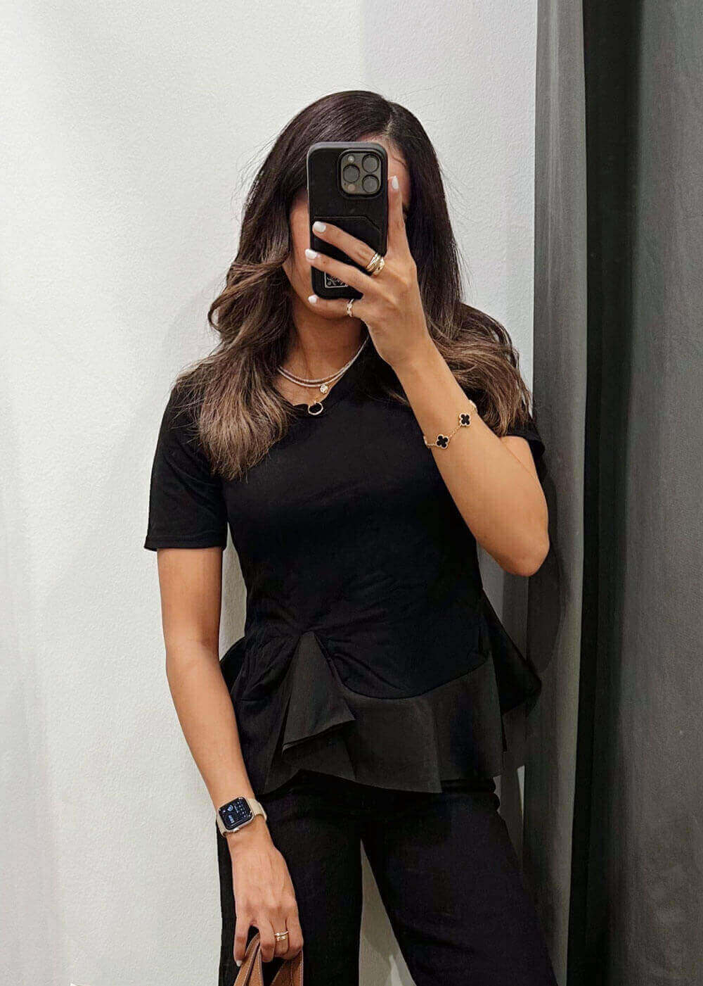 بلوزة مموجة باللون الأسود للنساء