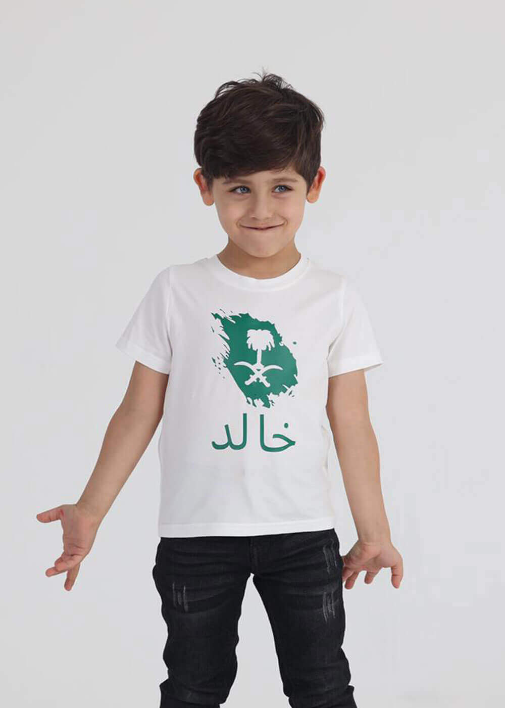 تصميم خريطة السعودية على تي شيرت أبيض (مع خيار طباعة الاسم)