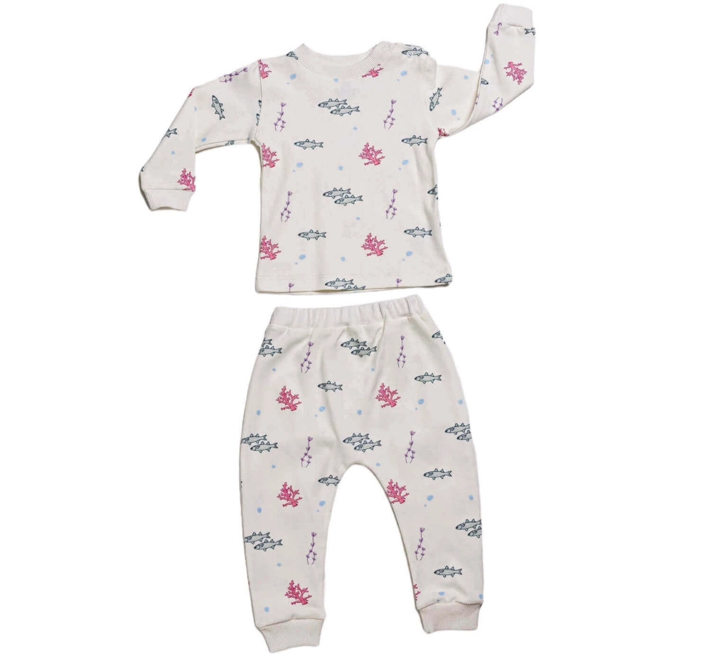 طقم بيجامة وقميص أبيض بأكمام طويلة