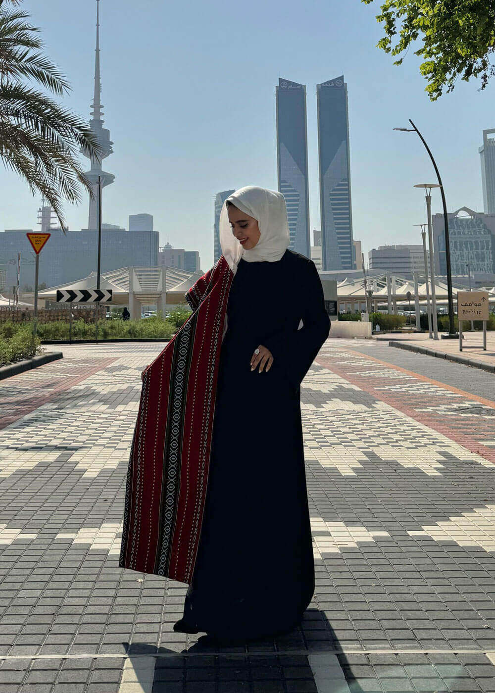 7381 فستان أسود طويل مع شال من لولوة الخطاف خريف وشتاء 2023