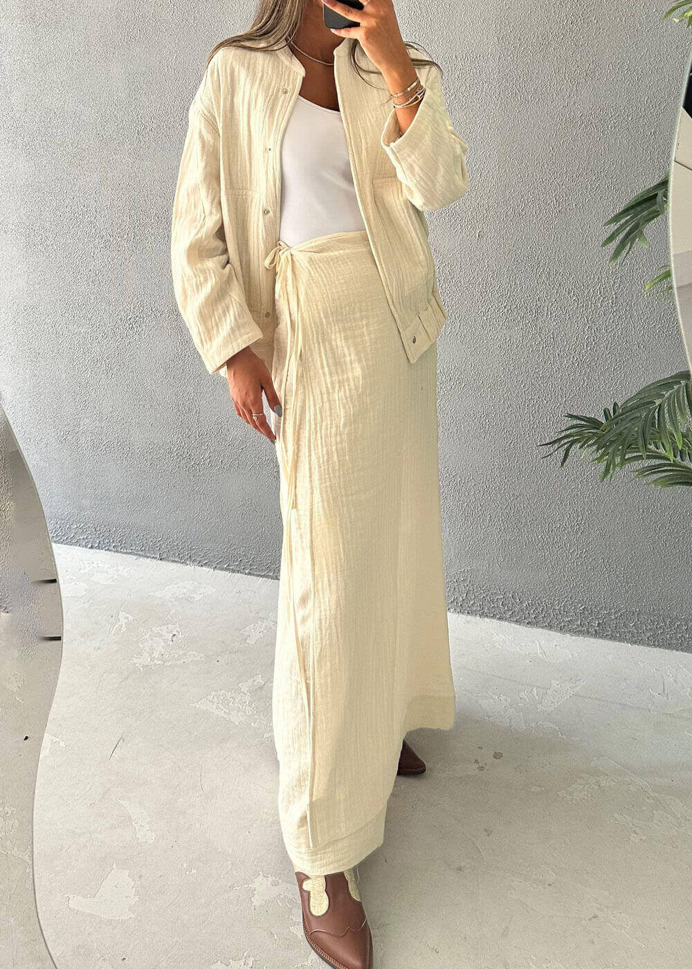 جاكيت بومبر من الكتان بلون البيج الفاتح مع تنورة من نوفا