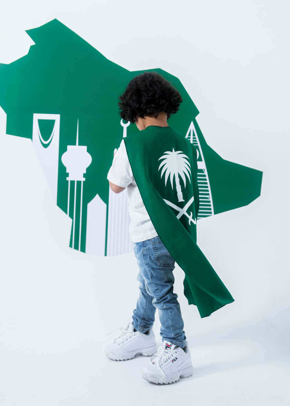 عباءة بيضاء وخضراء