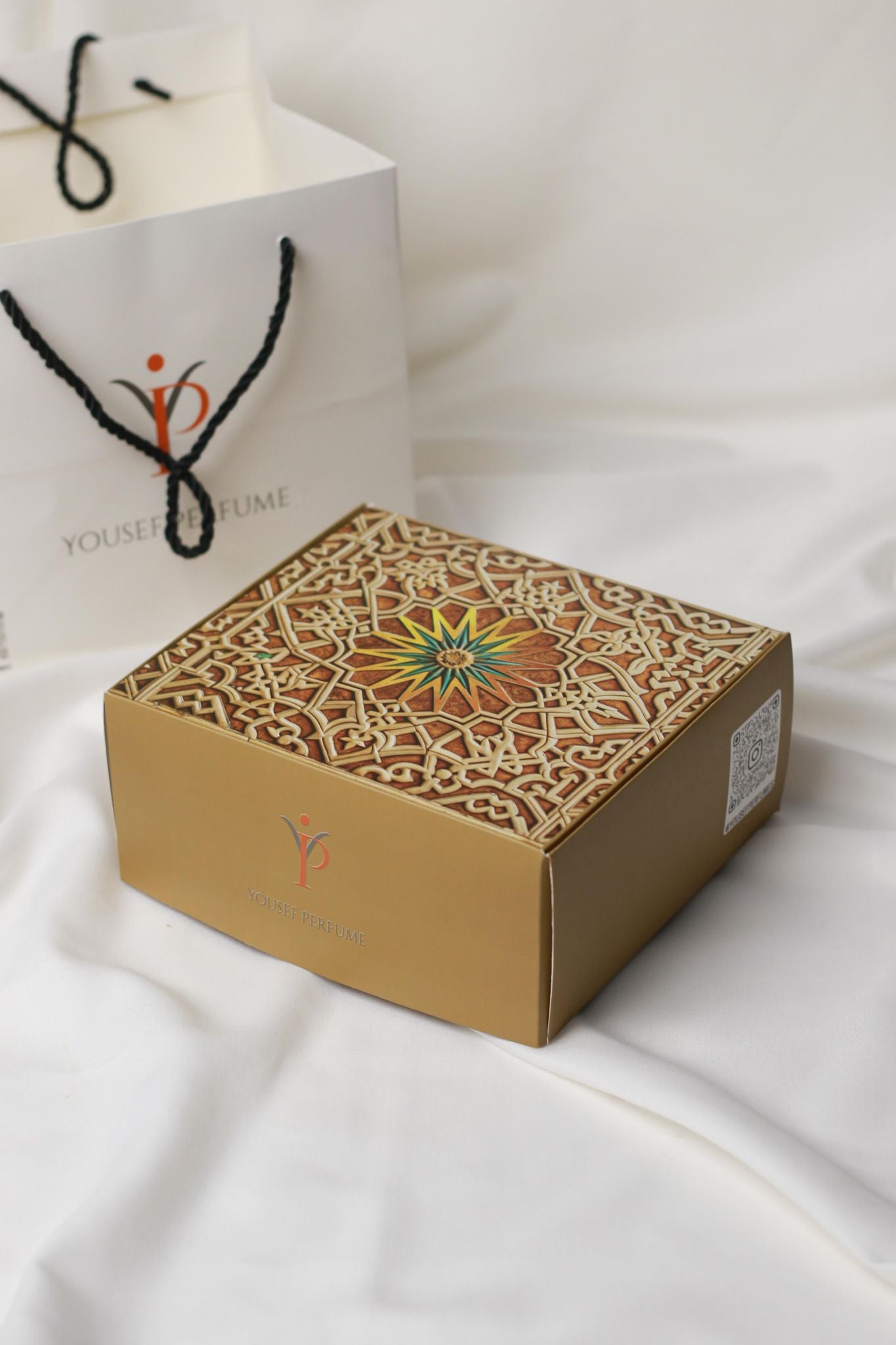 صندوق هدايا صغير من عطور يوسف