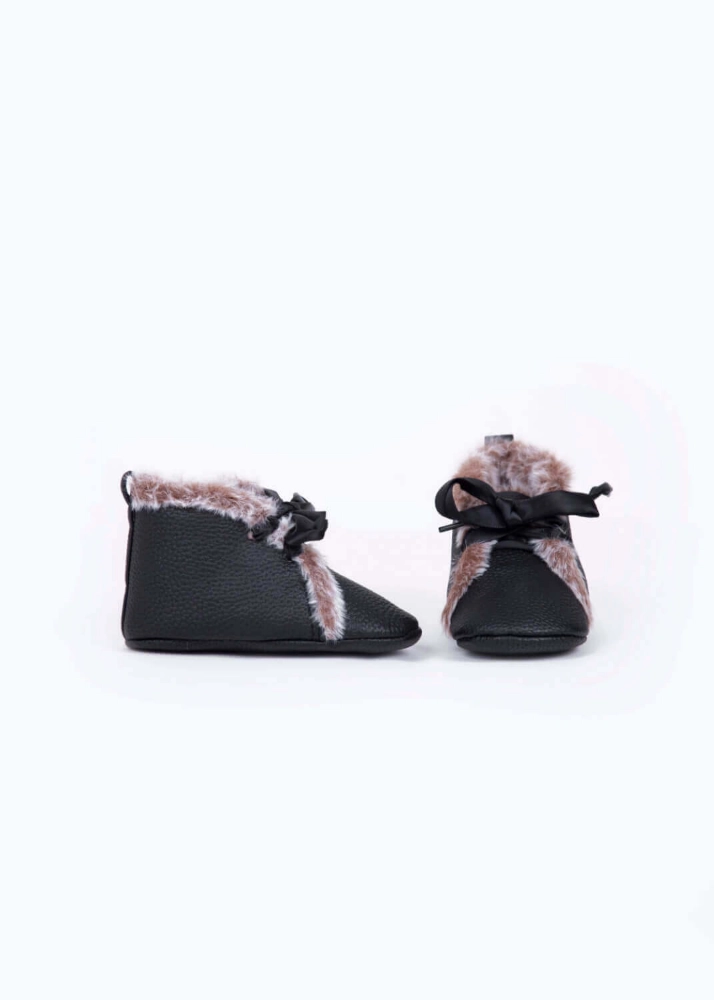 صورة حذاء فرو داخلي أسود للأطفال (مع خيار طباعة الحروف الأبجدية)
