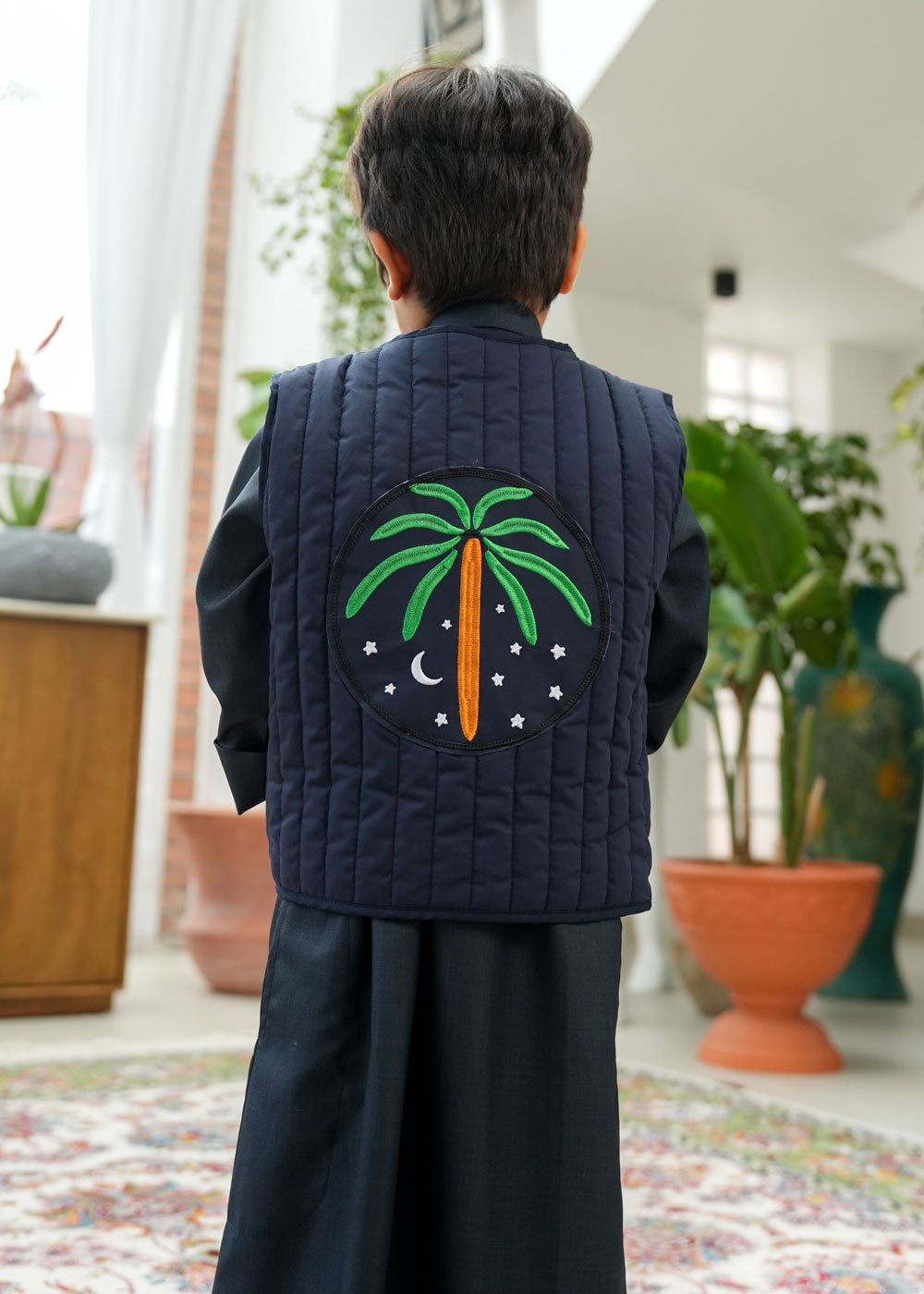 8059 سترة زرقاء داكنة بنقشة أشجار النخيل للأولاد