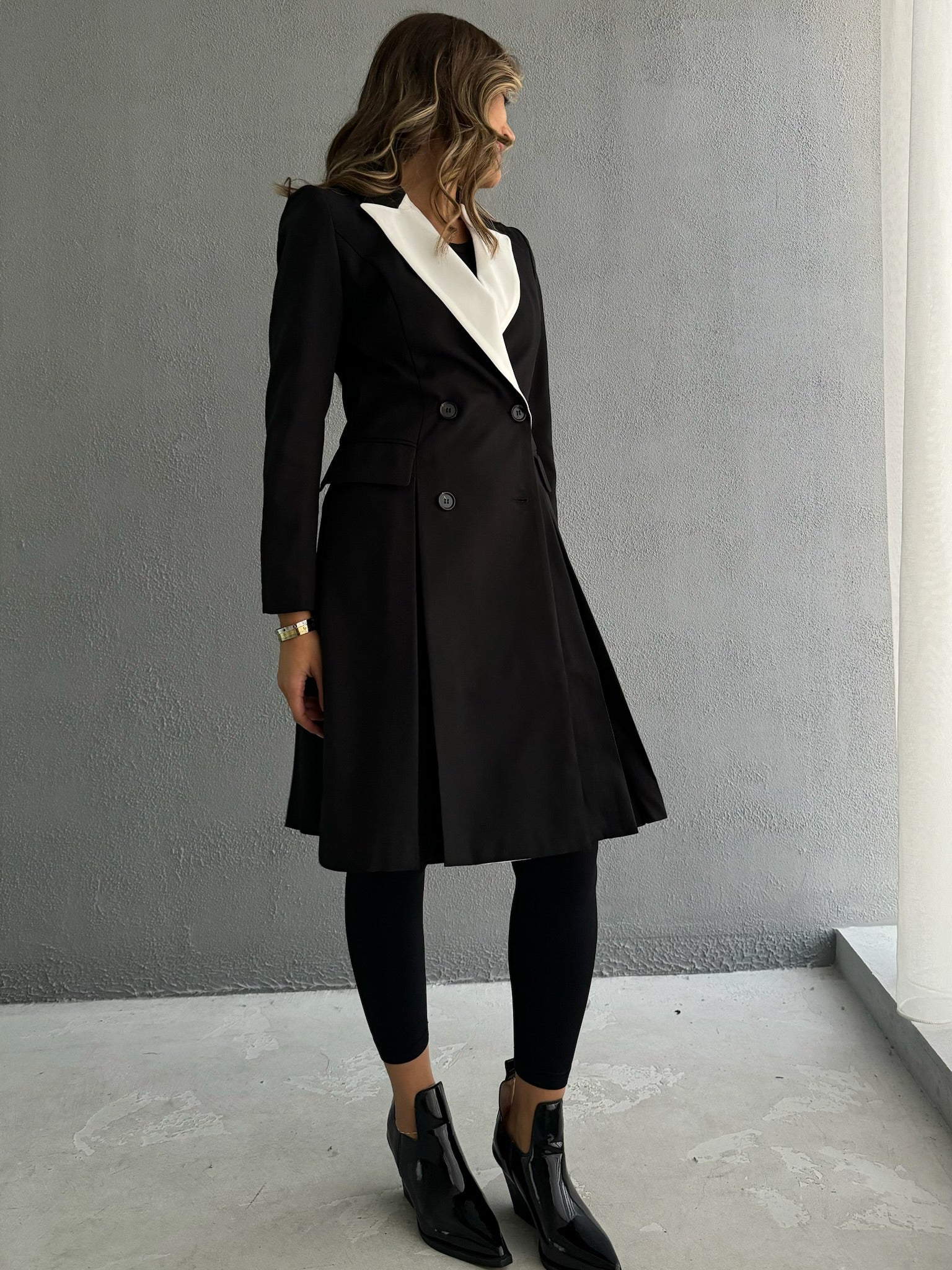 7663 Black And White Collar Coat For Women