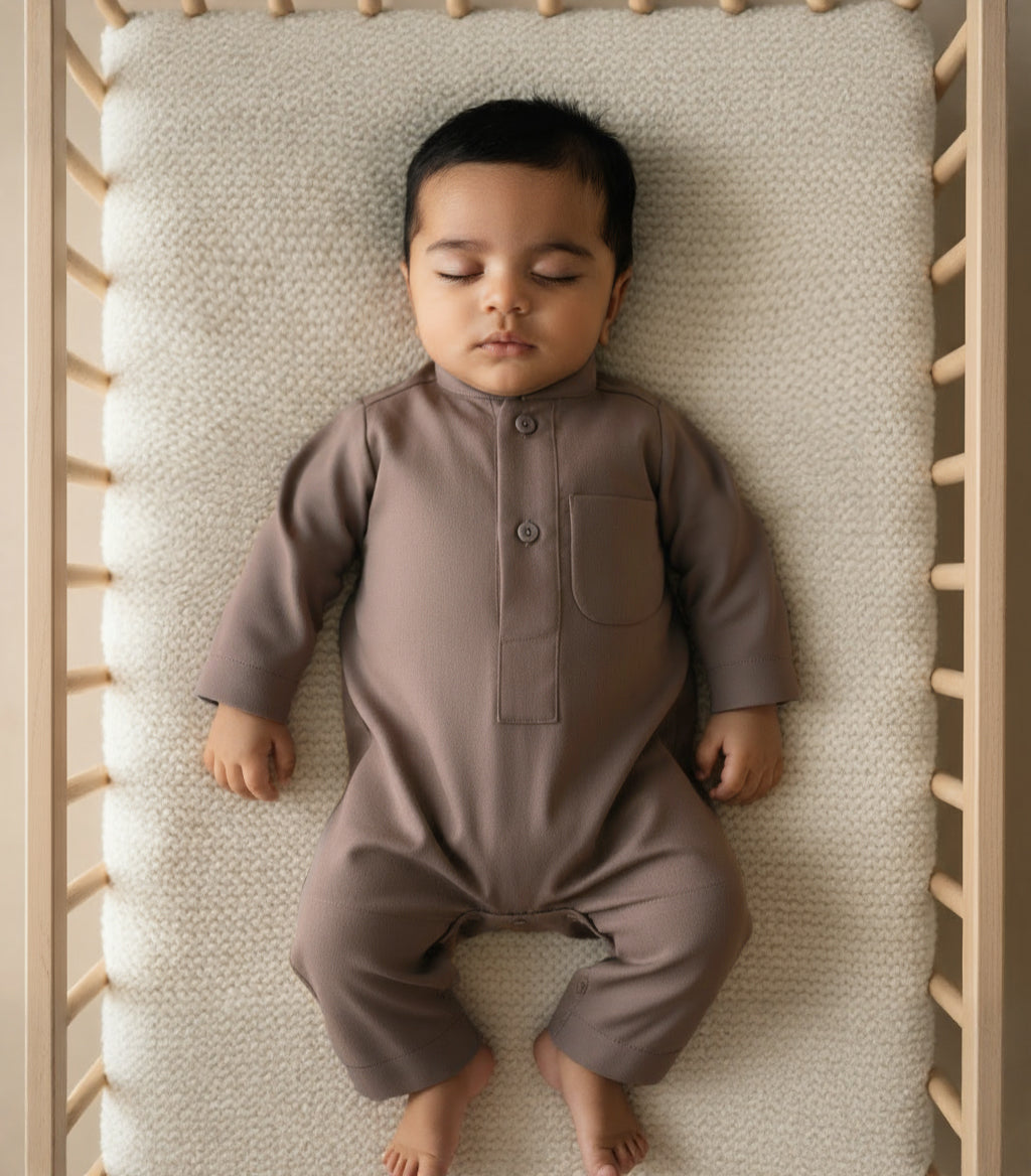 دشداشة الجزيرة الشتوية باللون البني للمواليد (مع تطريز الاسم)