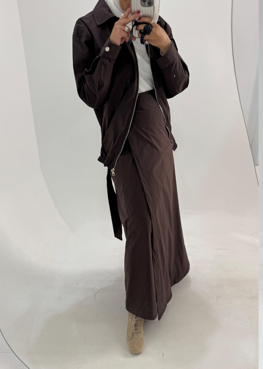 جاكيت نوفا بني على شكل قميص مع تنورة ملفوفة