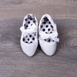 صورة حذاء أبيض منقط للأطفال