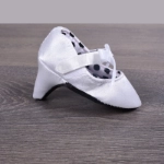 صورة حذاء أبيض منقط للأطفال