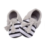 صورة حذاء أبيض و كحلي مع كركوشة للأطفال