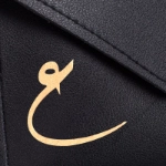 صورة حقيبة سوداء على شكل حزام نسائي (مع طباعة الاسم)