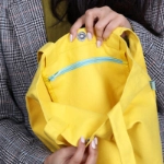 صورة حقيبة كتف قطنية - ألوان كثيرة (مع طباعة الاسم)