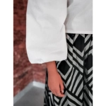 صورة بلوزة بيضاء مع تنورة سوداء من لولوه الخطاف