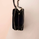 صورة حقيبة يد سوداء للنساء (مع طباعة الاسم)