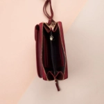 صورة حقيبة يد عنابي للنساء (مع طباعة الاسم)