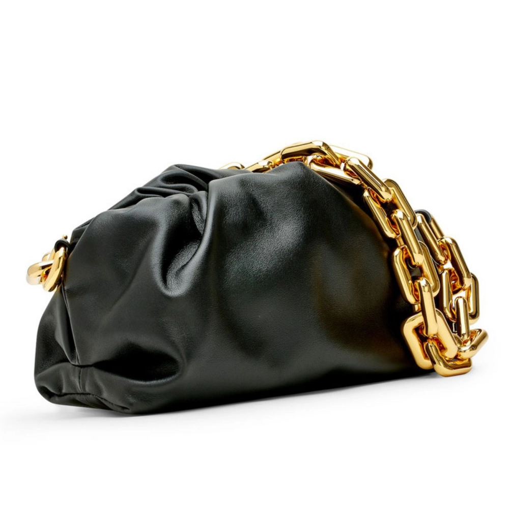 صورة حقيبة كتف سوداء وذهبية للنساء