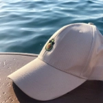 صورة قبعة بتصميم أفوكادو مع الاحرف