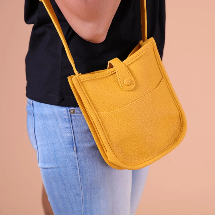 صورة حقيبة يد صفراء للنساء