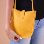 صورة حقيبة يد صفراء للنساء