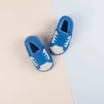 صورة حذاء سنيكرز ازرق للاطفال