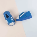 صورة حذاء سنيكرز ازرق للاطفال