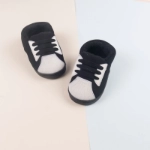 صورة حذاء سنيكرز أسود للاطفال