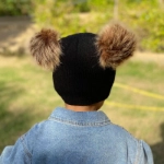 صورة قبعة شتوية أسود مع فرو للاطفال (مع تطريز الاسم) - مناسبه لعمر المواليد الى 2 سنوات