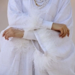 صورة دراعة بيضاء بأكمام ريشة للنساء