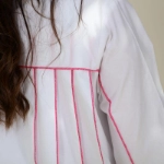 صورة قميص ابيض بارد صيفي طويل مع خطوط ورديه