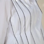 صورة قميص ابيض بارد صيفي طويل مع خطوط سوداء