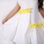 صورة فستان صيفي بدون أكمام أبيض وأصفر للبنات