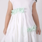 صورة فستان صيفي بدون أكمام أبيض وأخضر للبنات