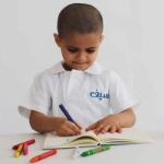 صورة طقم مدرسي باللونين الأبيض والأزرق للأولاد (مع إمكانية تطريز الإسم)