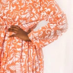 صورة فستان مزهر برتقالي وابيض نسائي